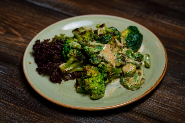 Брокколи в сливочно-чесночном соусе